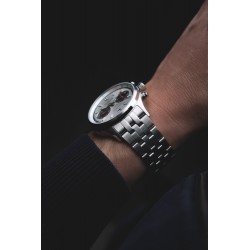 Zegarek Davosa Newton Pilot Rally na męskim nadgarstku