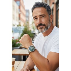 Sportowy zegarek Roamer Monza 100 Chronograph z zieloną tarczą w stylu lifestyle.