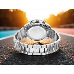 Stalowa bransoleta i dekiel zegarka Roamer Monza 100 Chronograph 42mm z grawerem, sfotografowane na tle toru wyścigowego