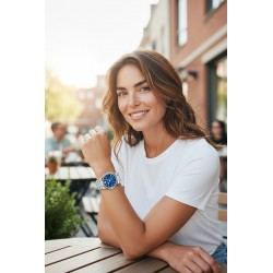 Elegancki zegarek Versace Greca Logo 38mm prezentujący się na kobiecym nadgarstku