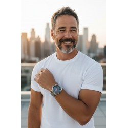 Zegarek męski Orient Solar Chronograph prezentowany w stylizacji codziennej.