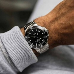 Szwajcarski zegarek Oris Aquis Date Automatic – detal tarczy i bezel