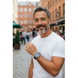 Zegarek Oris Aquis Date Automatic 43,5mm na nadgarstku – sportowy styl, niebieska tarcza, pasek z gumy.