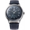 Orient Bambino V.2 RA-AC0024L30B – widok z przodu – niebieska tarcza z eleganckimi indeksami i datownikiem.