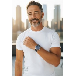 Zegarek Orient Bambino V.2 na nadgarstku – elegancki i ponadczasowy dodatek do stylizacji biznesowej.