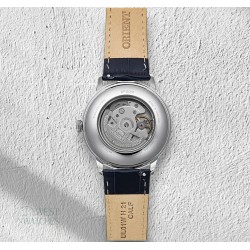 Dekiel Orient Bambino V.2 Automatic – solidne wykończenie z oznaczeniem modelu.