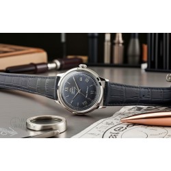 Profil koperty zegarka Orient RA-AC0024L30B – smukła koperta ze stali nierdzewnej w srebrnym wykończeniu.