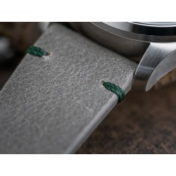 Zielone przeszycie na skórzanym pasku. Unikalny akcent limitowanej edycji zegarków Laco.