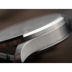 Szczotkowana koperta ze stali z polerowaną lunetą. Precyzyjne wykończenie w stylu pilot.