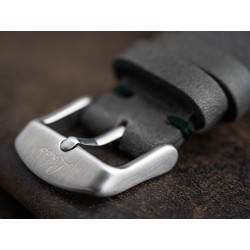 Szczotkowana klamra ze stali szlachetnej z grawerowanym logo Laco. Solidny detal i styl.