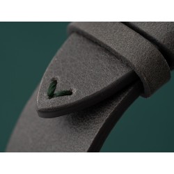 Zielone przeszycie na skórzanym pasku. Unikalny akcent limitowanej edycji zegarków Laco.