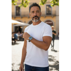 Mężczyzna w białym T-shircie prezentuje zegarek Laco Aachen Zielony 39mm LE (862190) na nadgarstku.