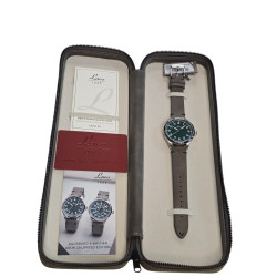 Limitowany zegarek Laco Augsburg Grün 39 w eleganckim, podróżnym etui. Wyjątkowy styl i jakość.