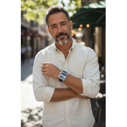 Zegarek TAG Heuer Monaco Gulf – widok na tarczę z pomarańczowymi detalami.