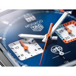 Zegarek TAG Heuer Monaco Gulf – widok na tarczę z pomarańczowymi detalami.
