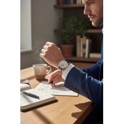 Klasyczny zegarek Orient na ręku – idealny do garnituru i casuala.