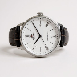 ORIENT RA-AC0J06S10B – detal tarczy i wskazówek
Zbliżenie na subtelną tarczę z datownikiem i eleganckimi indeksami.