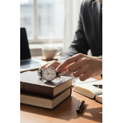 Klasyczny zegarek Orient na ręku – idealny do garnituru i casuala.