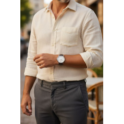 Klasyczny zegarek Orient na ręku – idealny do garnituru i casuala.