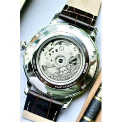 Mechanizm automatyczny ORIENT RA-AC0J06S10B – dekiel
Odsłonięty mechanizm automatyczny przez transparentny dekiel.