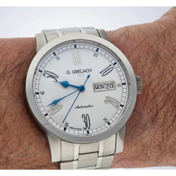 Zbliżenie na tarczę zegarka Sanatio – minimalistyczny styl i detale.