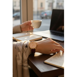 Versace V-Circle Lady 38mm – luksusowy zegarek na nadgarstku.