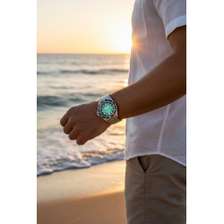 Zegarek Edox Neptunian Automatic – na nadgarstku w morskiej scenerii.