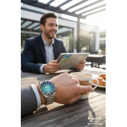 Zegarek Edox na nadgarstku – elegancja w miejskiej scenerii.