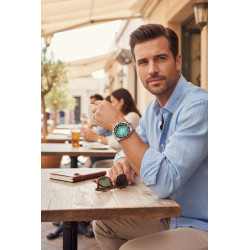 Zegarek Edox na nadgarstku – elegancja w miejskiej scenerii.