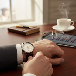 Longines Flagship – zegarek na nadgarstku w scenerii lifestyle.