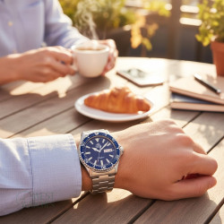 Lifestyle RA-AA0002L39B – Orient Kamasu błyszczy w naturalnym świetle dnia.