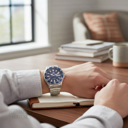 Lifestyle RA-AA0002L39B – Orient Kamasu błyszczy w naturalnym świetle dnia.