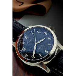 Zbliżenie na giloszowaną tarcze – subtelne detale i polska precyzja