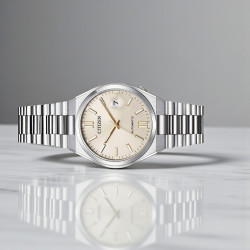 Zbliżenie tarczy NJ0151-88W – Zielona tarcza z efektem sunburst i datownikiem.