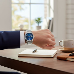 Zegarek Bulova 96B440 na nadgarstku – elegancki wygląd