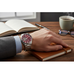 Orient RA-AR0010R10B na nadgarstku w eleganckiej stylizacji