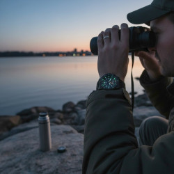 Luminox Tide Eco XS.8903.ECO na nadgarstku w outdoorowej stylizacji