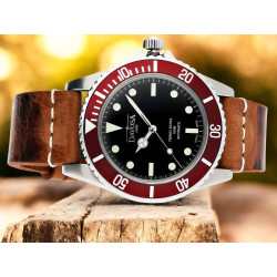 Czarna tarcza Davosa Sixties – zbliżenie na indeksy i wskazówki