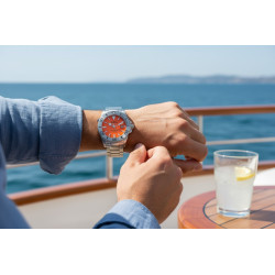 Davosa Argonautic Coral na nadgarstku – ujęcie lifestyle