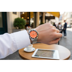 Zegarek męski Orient Ray II TAA02006M9 na nadgarstku przy biurku z kawą