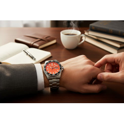 Zegarek męski Orient Ray II TAA02006M9 na nadgarstku przy biurku z kawą