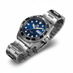 Zbliżenie na niebieską tarczę z luminescencyjnymi indeksami i datownikiem