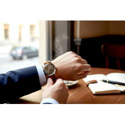 Zegarek Orient Bambino TAC08003A0 na męskim nadgarstku w eleganckiej stylizacji