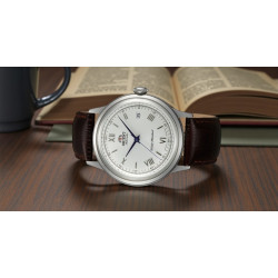 Klasyczny zegarek Orient Bambino TAC00009W0 na biurku obok książki