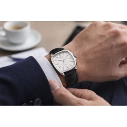 Epos Timeless 3511.152.20.10.25 na nadgarstku w eleganckiej stylizacji