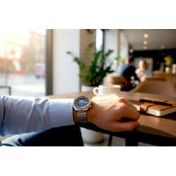 Orient World Map Automatic na męskim nadgarstku – codzienny styl premium