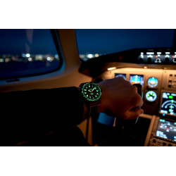 Victorinox Airboss 241886 na nadgarstku mężczyzny kokpicie samolotu po zmroku Super-LumiNova