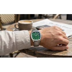 Epos Timeless 3511.152.20.13.30 na nadgarstku w eleganckiej stylizacji