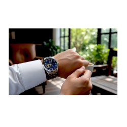 Zegarek Orient RA-AR0003L30B w codziennej stylizacji smart casual.