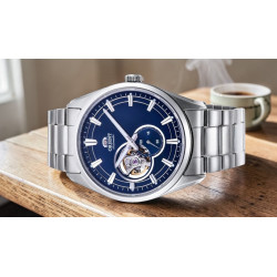 Detal tarczy Orient Open Heart z widocznym mechanizmem automatycznym.